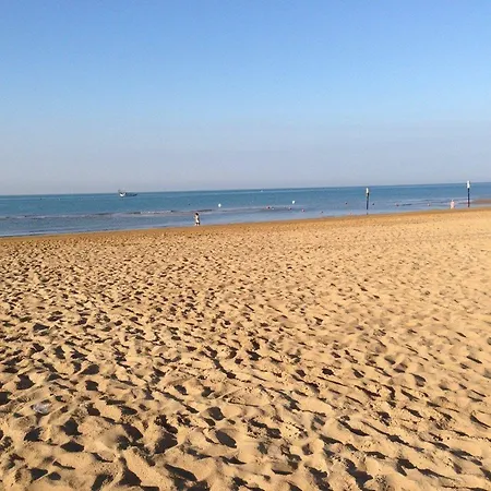 Апартаменти Comfy Flat 80m From The - Beahost *